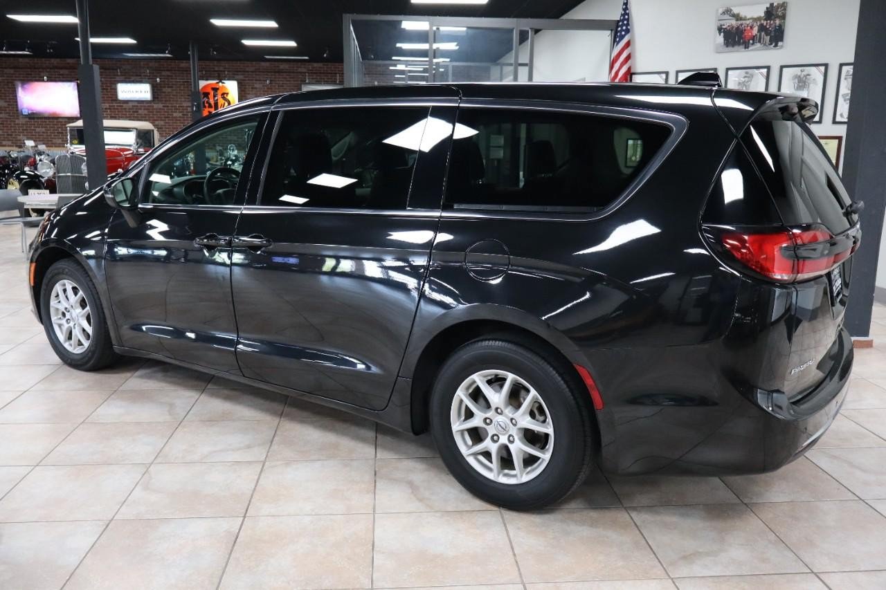 Used 2023 Chrysler Pacifica Touring-L FWD image 4