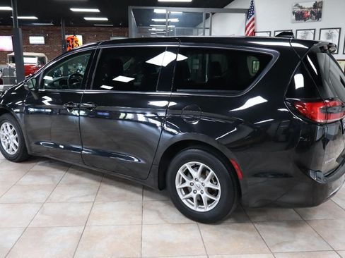 Used 2023 Chrysler Pacifica Touring-L FWD image 4