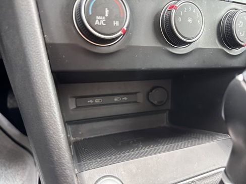 Used 2022 Volkswagen Taos SE w/ Panoramic Sunroof Package image 18