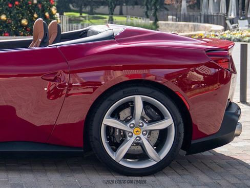 Used 2019 Ferrari Portofino image 5