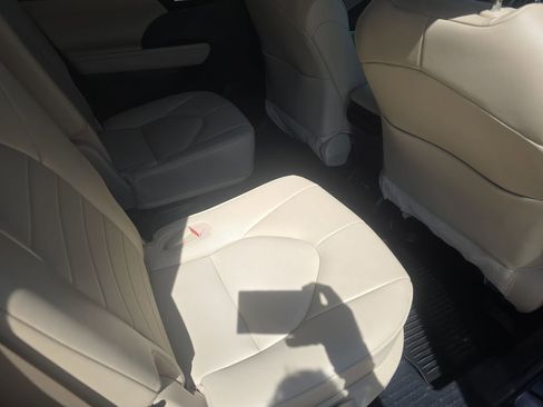 Used 2022 Toyota Highlander XLE image 11