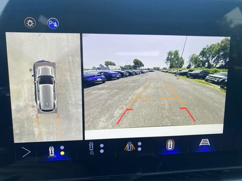 New 2025 Chevrolet Equinox LT w/ Convenience Package II image 10