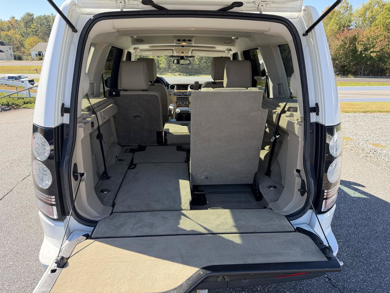 Used 2015 Land Rover LR4 HSE AWD/4WD image 12