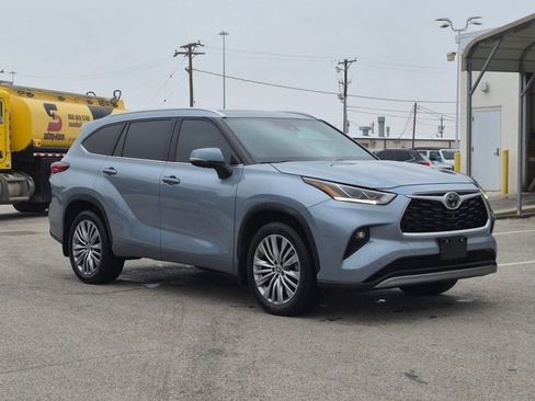 Used 2023 Toyota Highlander Platinum FWD image 3