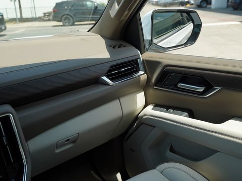 Used 2026 GMC Yukon XL Denali w/ Advanced Technology Package AWD/4WD image 8