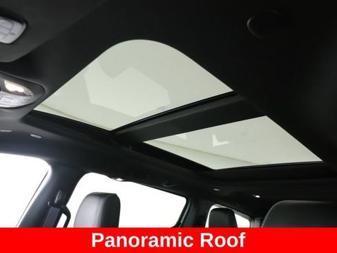 Used 2024 Chrysler Pacifica Premium FWD image 18