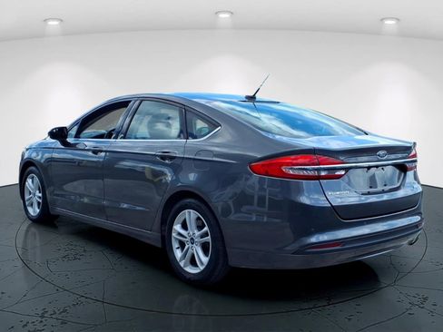 Used 2018 Ford Fusion SE w/ Fusion SE Technology Package FWD image 4