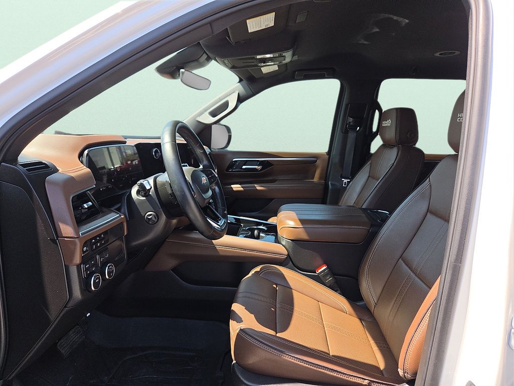 Used 2025 Chevrolet Tahoe High Country AWD/4WD image 16