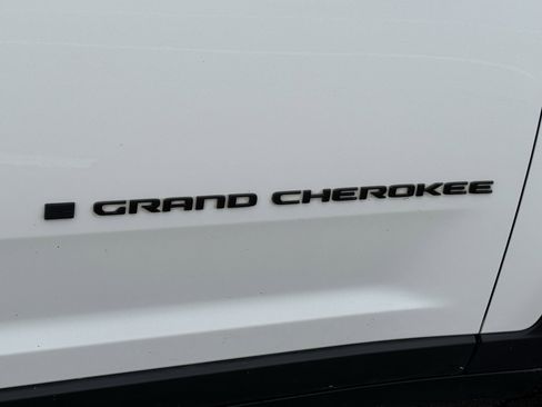 Used 2023 Jeep Grand Cherokee Altitude image 43