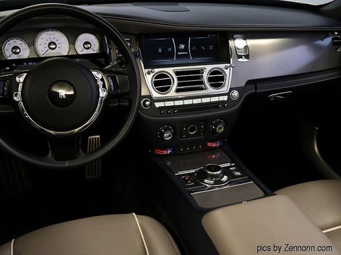 Used 2020 Rolls-Royce Dawn image 16