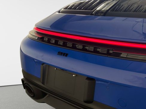 Used 2025 Porsche 911 Carrera RWD image 18