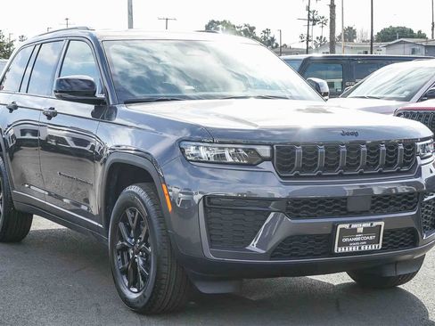 New 2026 Jeep Grand Cherokee Altitude image 3