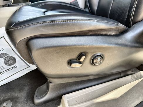 Used 2023 Chrysler Pacifica Touring-L FWD image 12