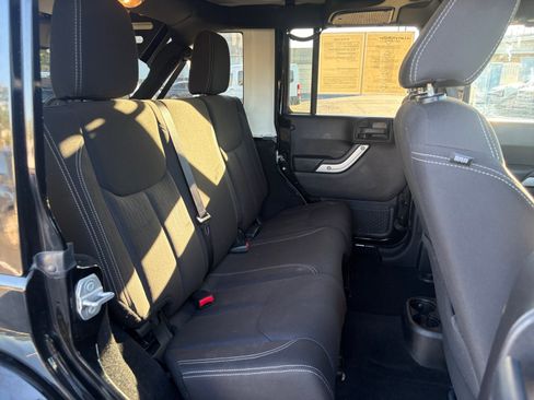 Used 2016 Jeep Wrangler Unlimited Sahara w/ Connectivity Group AWD/4WD image 24