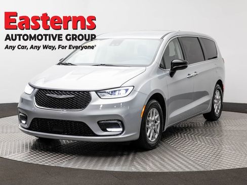 Used 2024 Chrysler Pacifica Touring-L FWD image 1
