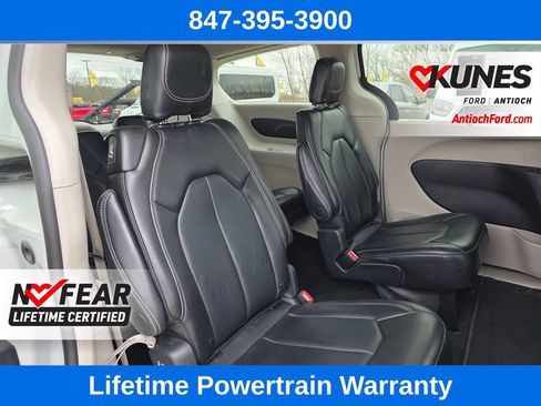 Used 2024 Chrysler Pacifica Touring-L FWD image 29