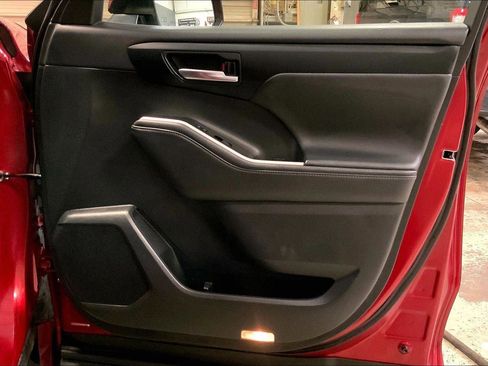 Used 2022 Toyota Highlander XLE image 24