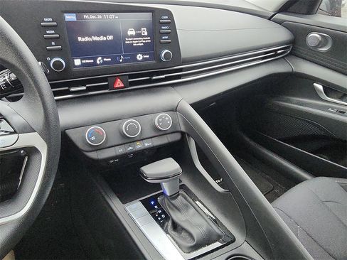 Certified 2023 Hyundai Elantra SE image 19