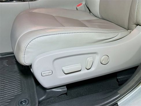 Used 2018 Toyota Highlander XLE image 16