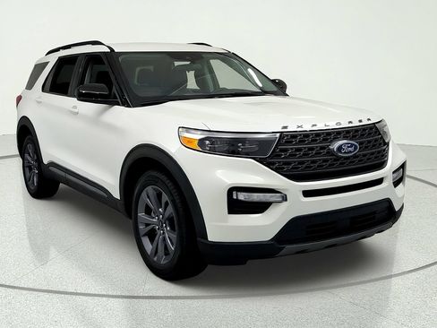 Used 2022 Ford Explorer XLT w/ Equipment Group 202A AWD/4WD image 7