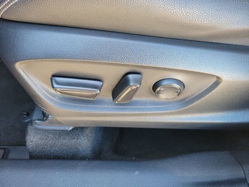 Used 2023 Toyota Corolla Cross XLE image 17