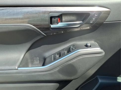 Used 2022 Toyota Highlander Limited AWD/4WD image 11