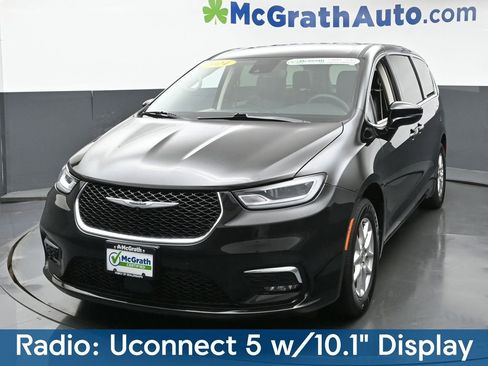 Used 2024 Chrysler Pacifica Touring-L FWD image 4