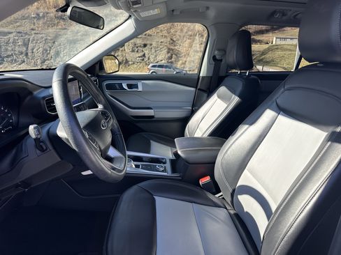 Used 2023 Ford Explorer XLT w/ Equipment Group 202A image 15