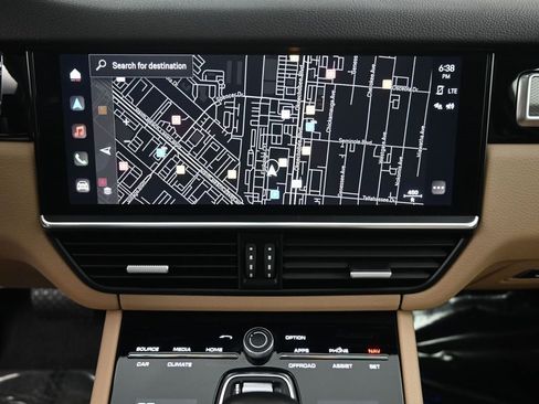 Certified 2022 Porsche Cayenne Platinum Edition image 21