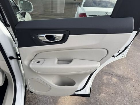 Used 2022 Volvo XC60 B5 Momentum image 21