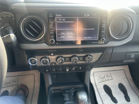 Used 2020 Toyota Tacoma TRD Sport w/ Technology Package AWD/4WD image 25