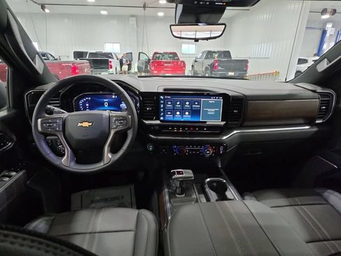 Used 2023 Chevrolet Silverado 1500 High Country w/ High Country Premium Package AWD/4WD image 9