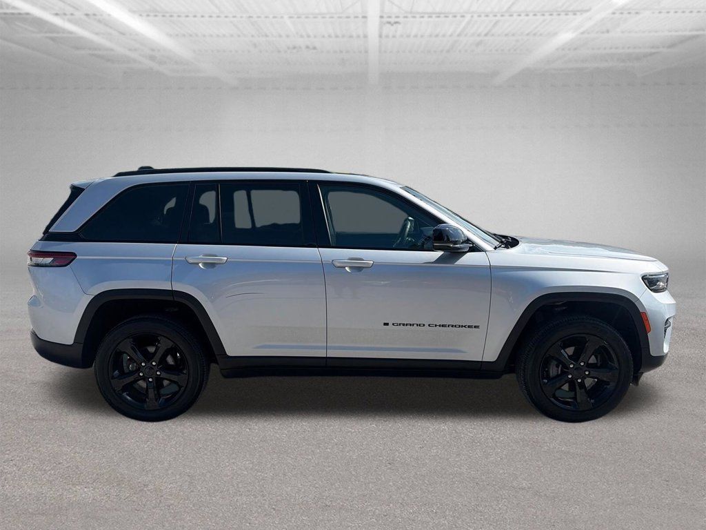 Used 2024 Jeep Grand Cherokee Altitude AWD/4WD image 7