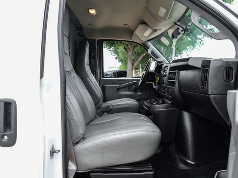 Used 2022 GMC Savana 2500 RWD image 30