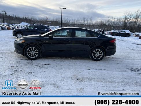 Used 2017 Ford Fusion SE w/ Fusion SE Technology Package image 4
