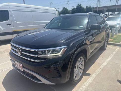 Used 2021 Volkswagen Atlas Cross Sport SE w/ Panoramic Sunroof Package FWD image 2
