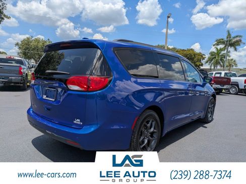 Used 2018 Chrysler Pacifica Touring-L w/ Premium Audio Group FWD image 3