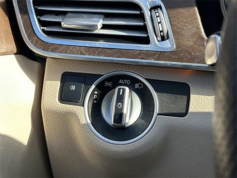 Used 2014 Mercedes-Benz E 350 4MATIC Sedan image 26