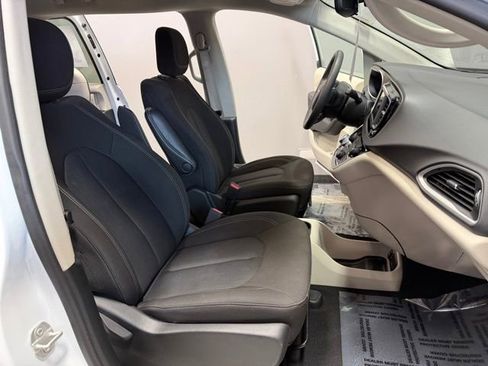 Used 2024 Chrysler Voyager LX image 22