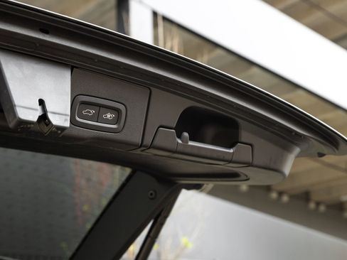 Used 2021 Volvo XC60 T5 Momentum w/ Premium Package image 28