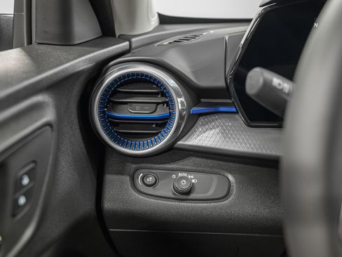 Used 2025 Chevrolet Trax LT w/ Driver Confidence Package image 17