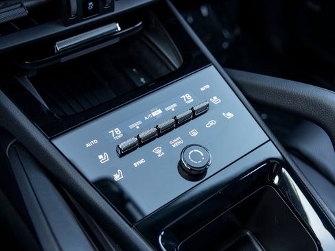 Certified 2025 Porsche Cayenne Coupe image 36