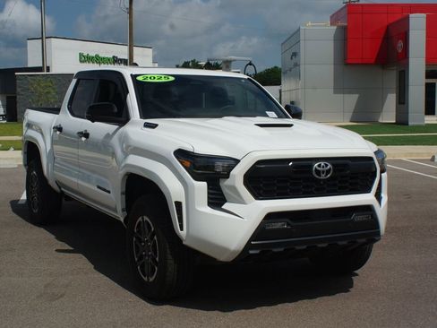 Used 2025 Toyota Tacoma TRD Sport AWD/4WD image 2