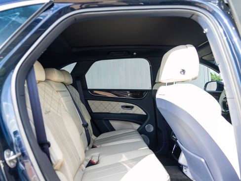 Used 2021 Bentley Bentayga AWD/4WD image 35