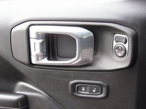 Used 2021 Jeep Gladiator Sport image 31