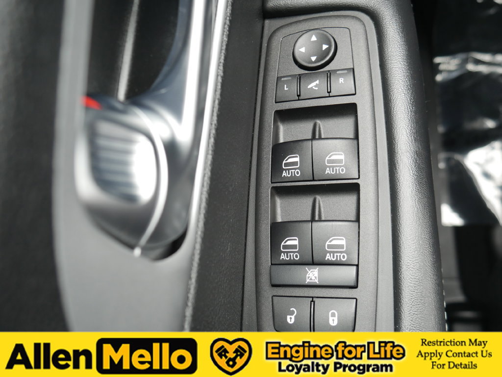 Used 2025 Chrysler Pacifica Limited FWD image 34