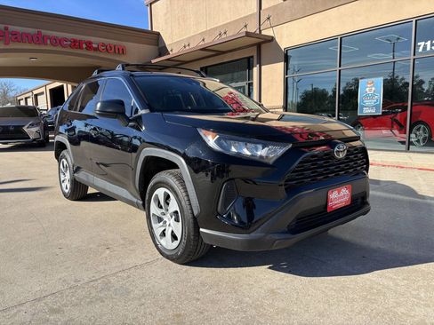 Used 2020 Toyota RAV4 LE AWD/4WD image 1