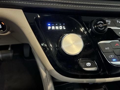 Used 2022 Chrysler Pacifica Limited FWD image 16