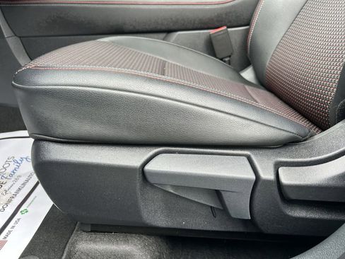 Used 2025 Nissan Kicks SR AWD/4WD image 18