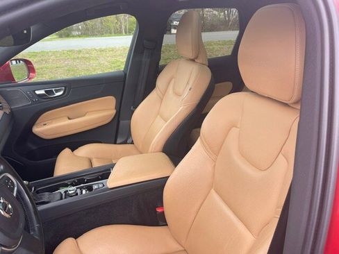 Used 2019 Volvo XC60 T5 Momentum w/ Multimedia Package AWD/4WD image 19
